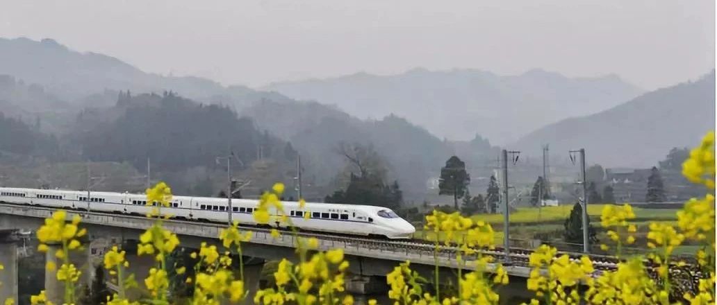 又刷屏啦！升华陶瓷岩板新形象强势登陆核心高铁站~